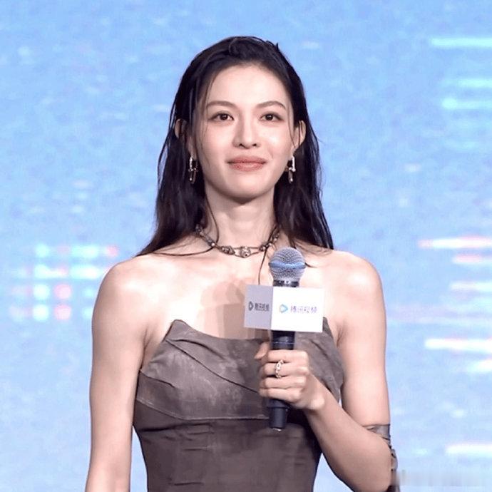 钟楚曦裹块抹布就来了明日乐园 钟楚曦这身发布会造型反差感拉满，朴素裹布搭配华丽皮