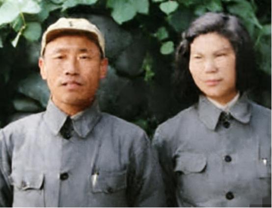 1943年，叛徒邢仁甫和“姘头”，一张罕见的合影，镜头中的邢仁甫看起来人畜无害，