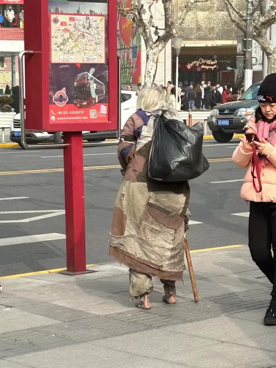 真的想不到，在上海这样的大都市，现在还有光着脚丫的乞讨者？