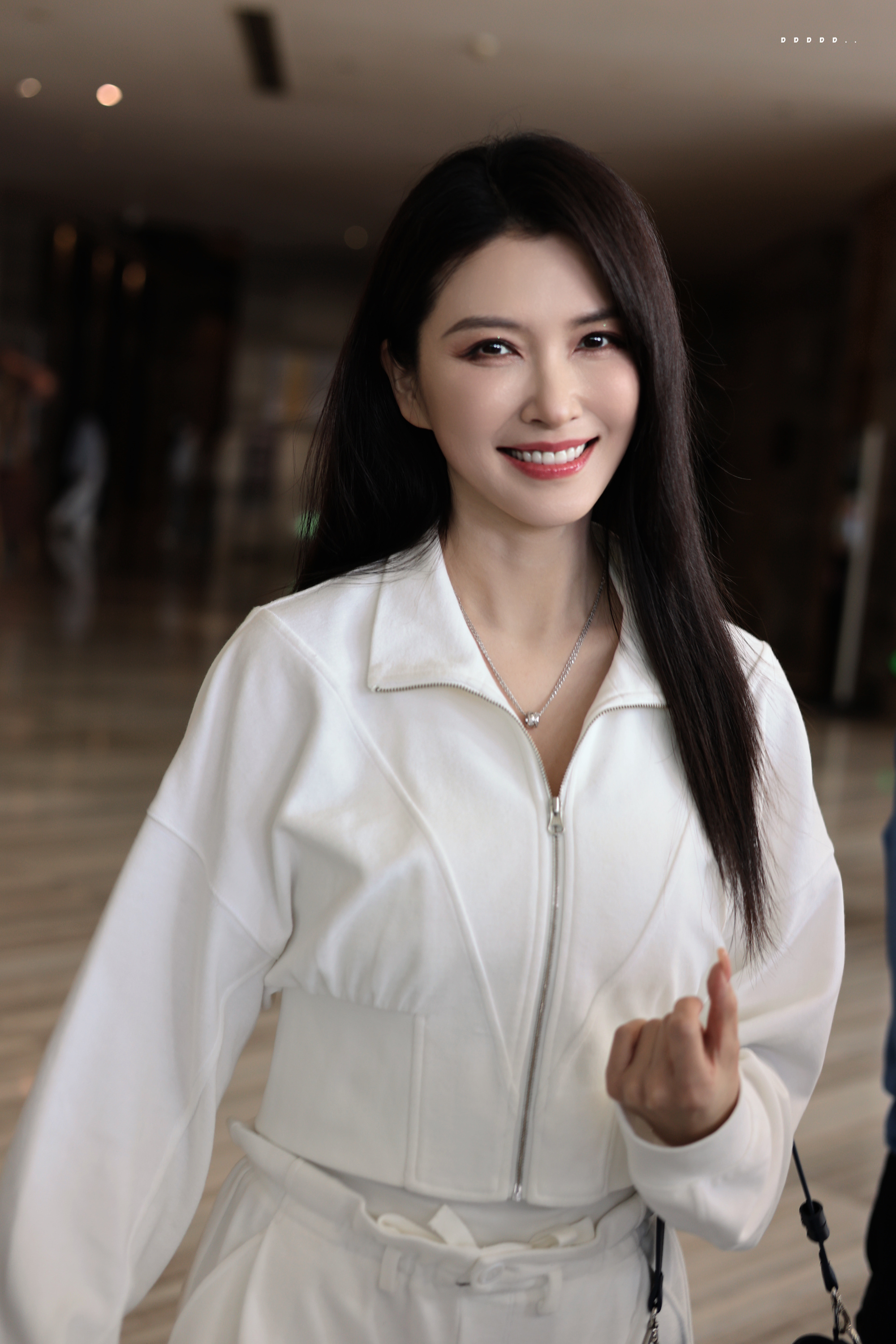 雨爱组不cue徐洁儿 徐洁儿像那种班里成绩好但永远被忽略的学生。明明什么都做到了