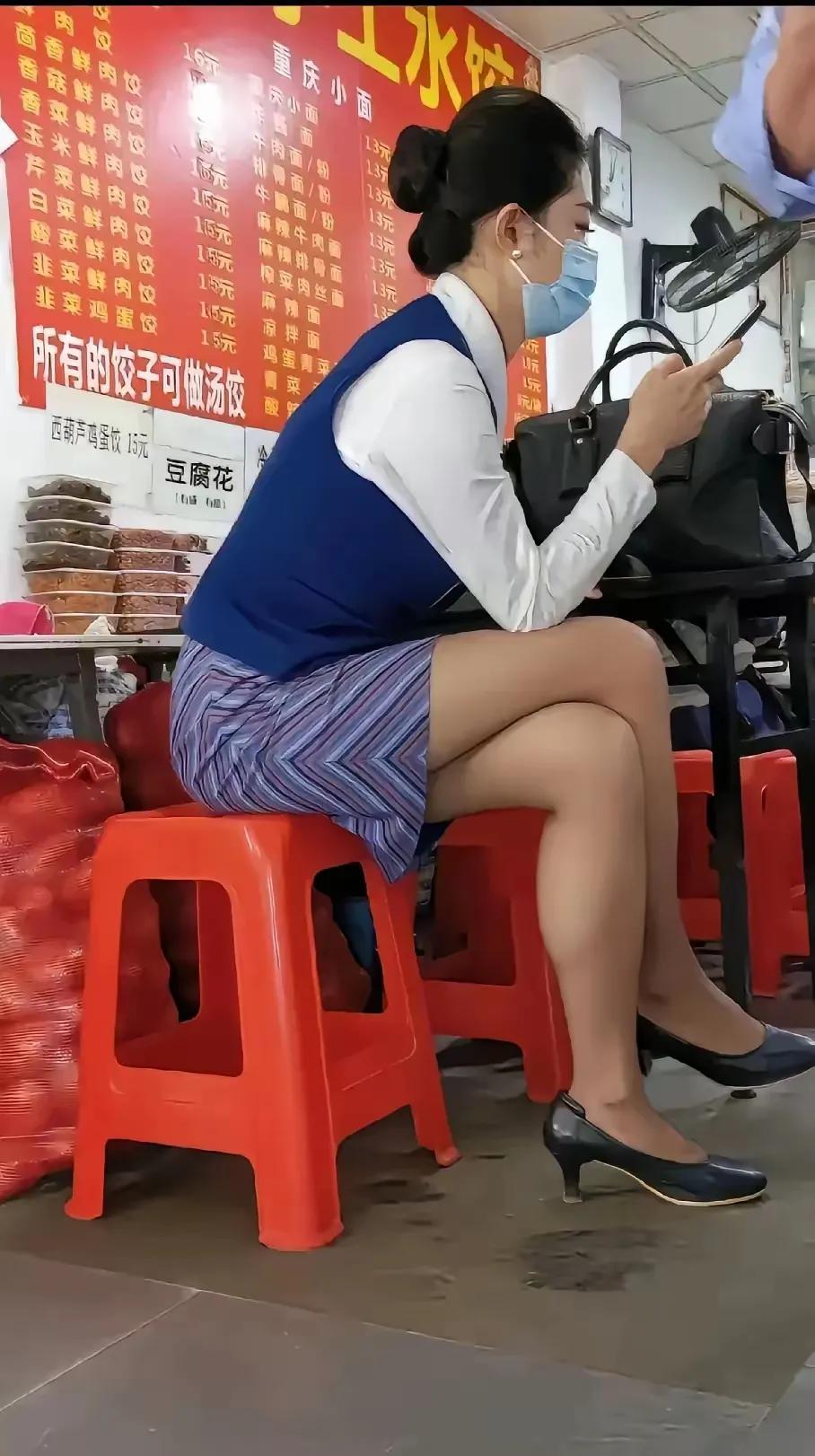 网友街边小吃摊偶遇空姐，小店蓬荜生辉，空姐确实很有魅力，漂亮且有气场，这样的空姐