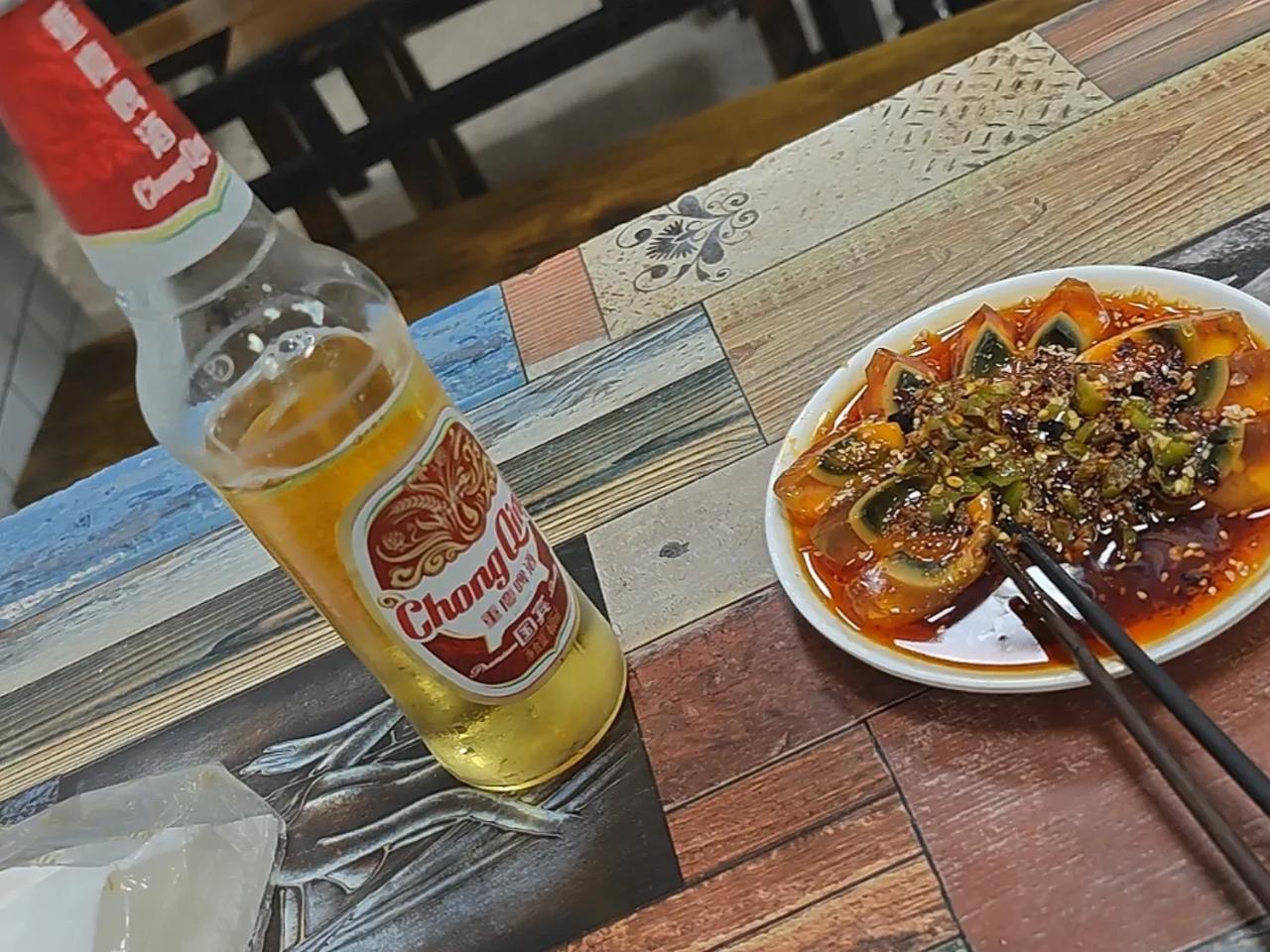 小时候，我爸一下班回来，吃饭的时候都会喝一瓶冰啤酒，感觉很好喝！很是不理解！

