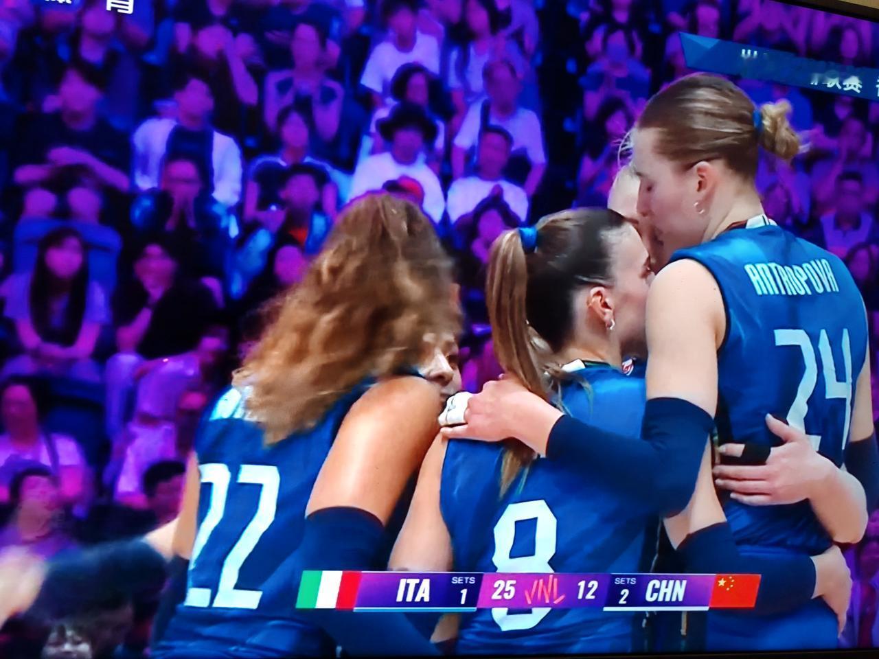 2026年7月12号世界女排联赛香港站的比赛，中国女排对阵意大利女排，中国女排1