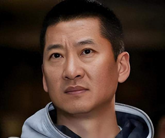 56 岁周杰自曝无家可归！双亲离世不婚未育，千亩良田在手