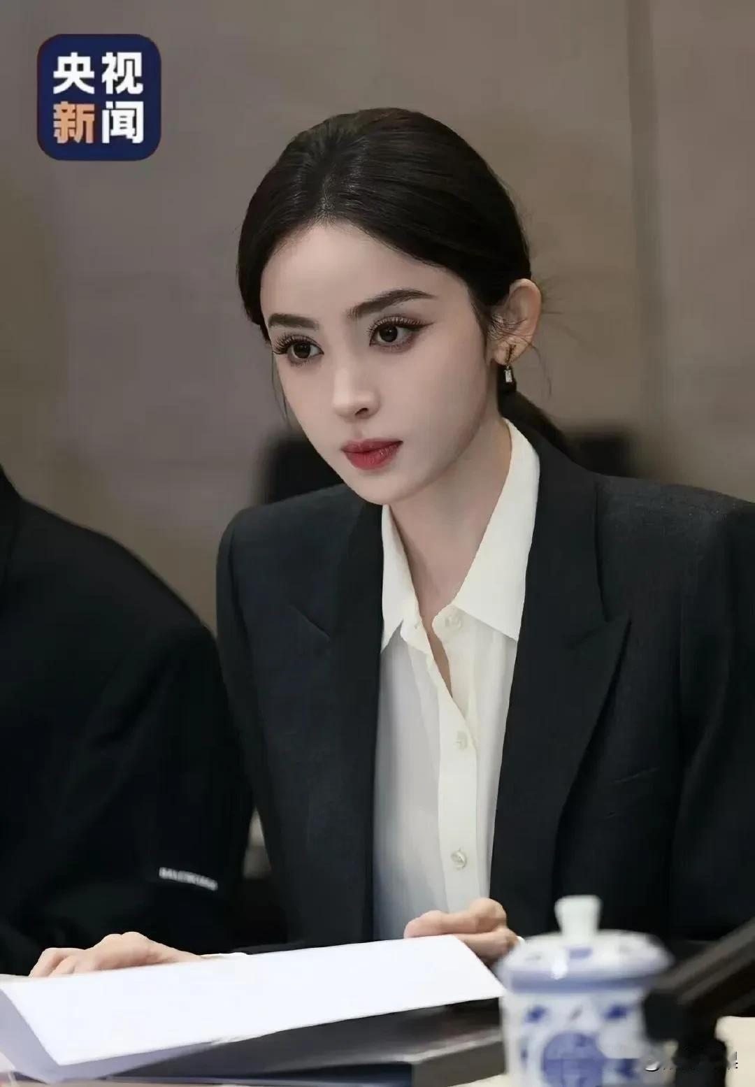 咱就是说，有几人能抗住央视镜头。

众所周知，央视镜头那可是高清镜头，那可是没滤