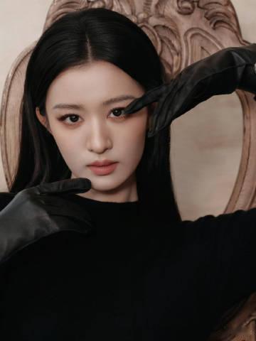 王楚然 黑天鹅 王楚然今晚的黑天鹅造型真的美到失语！从头到脚都散发着神秘与魅力，