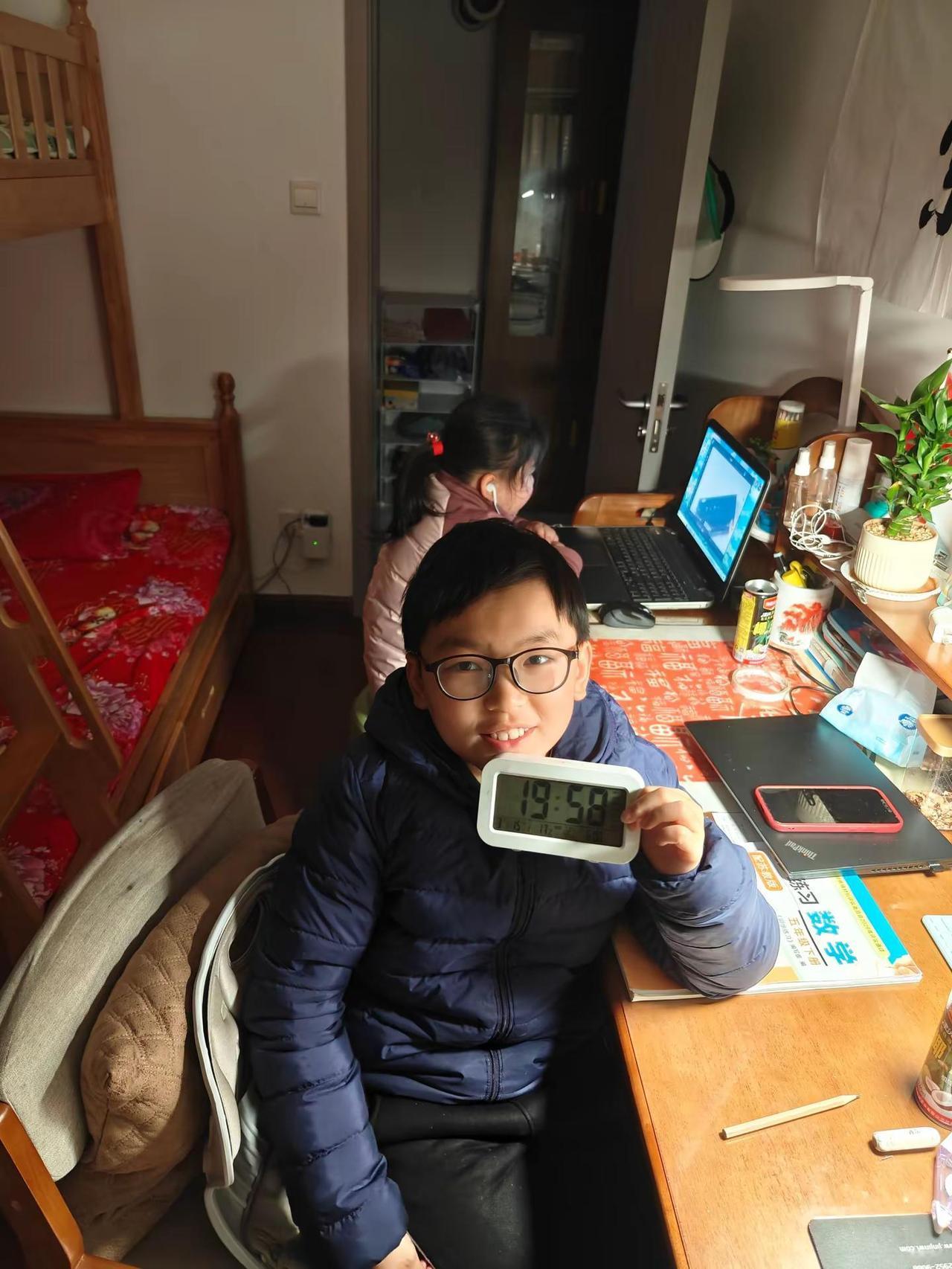 这是我儿子，本来说好的，每天都要拍写作业的视频，但是现在已经断更三天了，我不说，