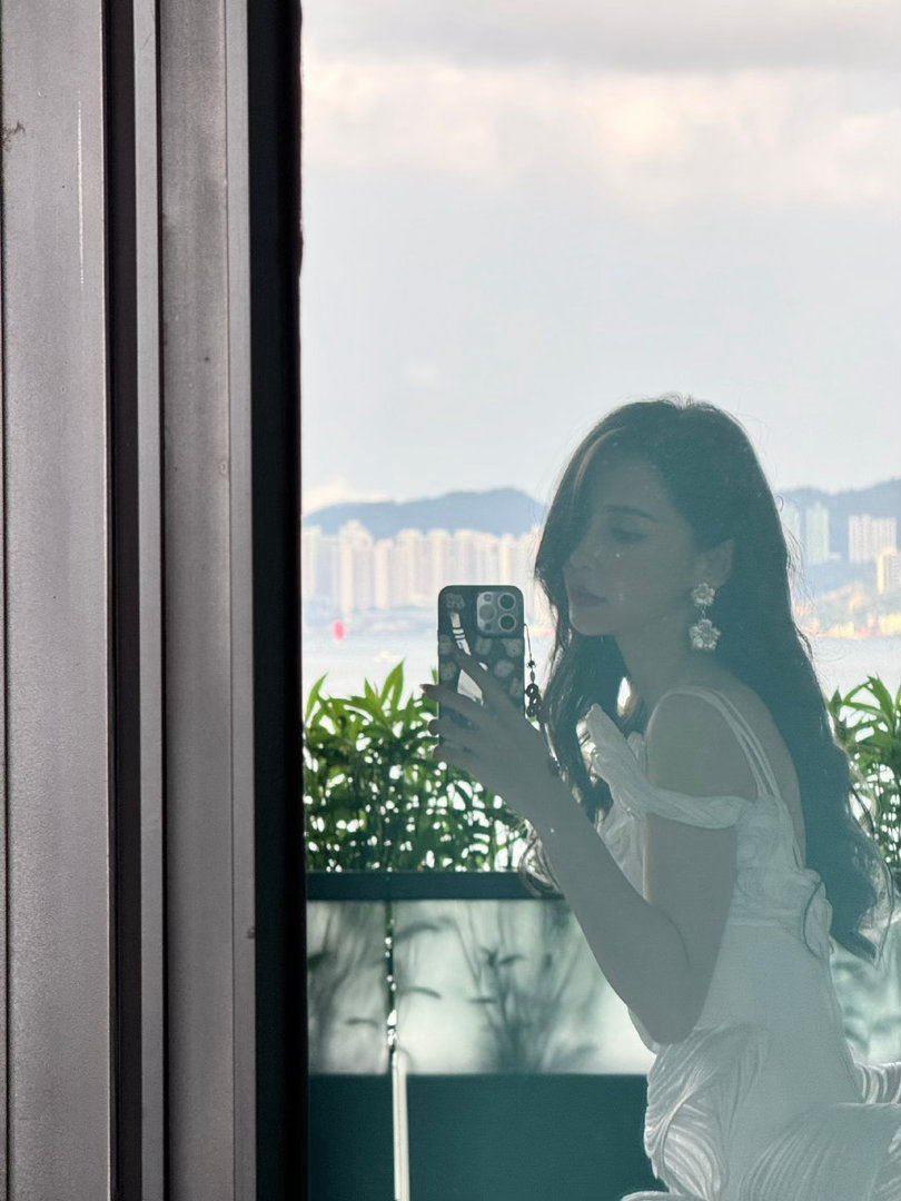 angelababy 杨颖 躲在窗边偷偷臭美一下～