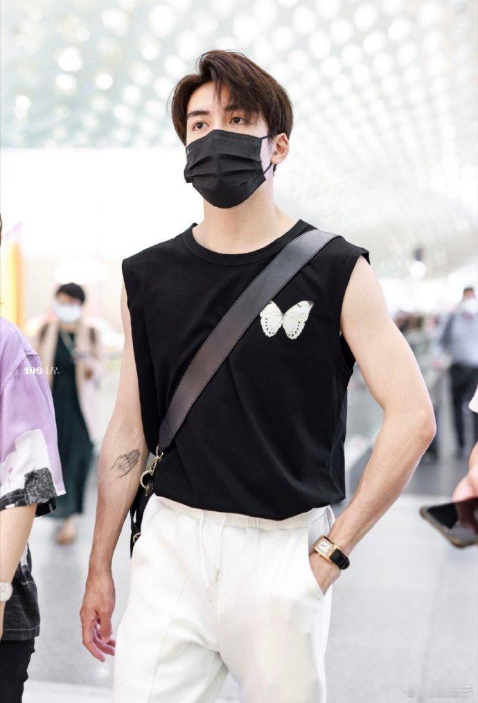 曾舜晞不想露太多  这么好的身材比例，真的是太让人嘶哈嘶哈。曾舜晞不想露太多，应