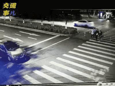 三选一啊？
无视斑马线的减速慢行之规定，更别说礼让行人之说，闪电般狂飙而过，只是