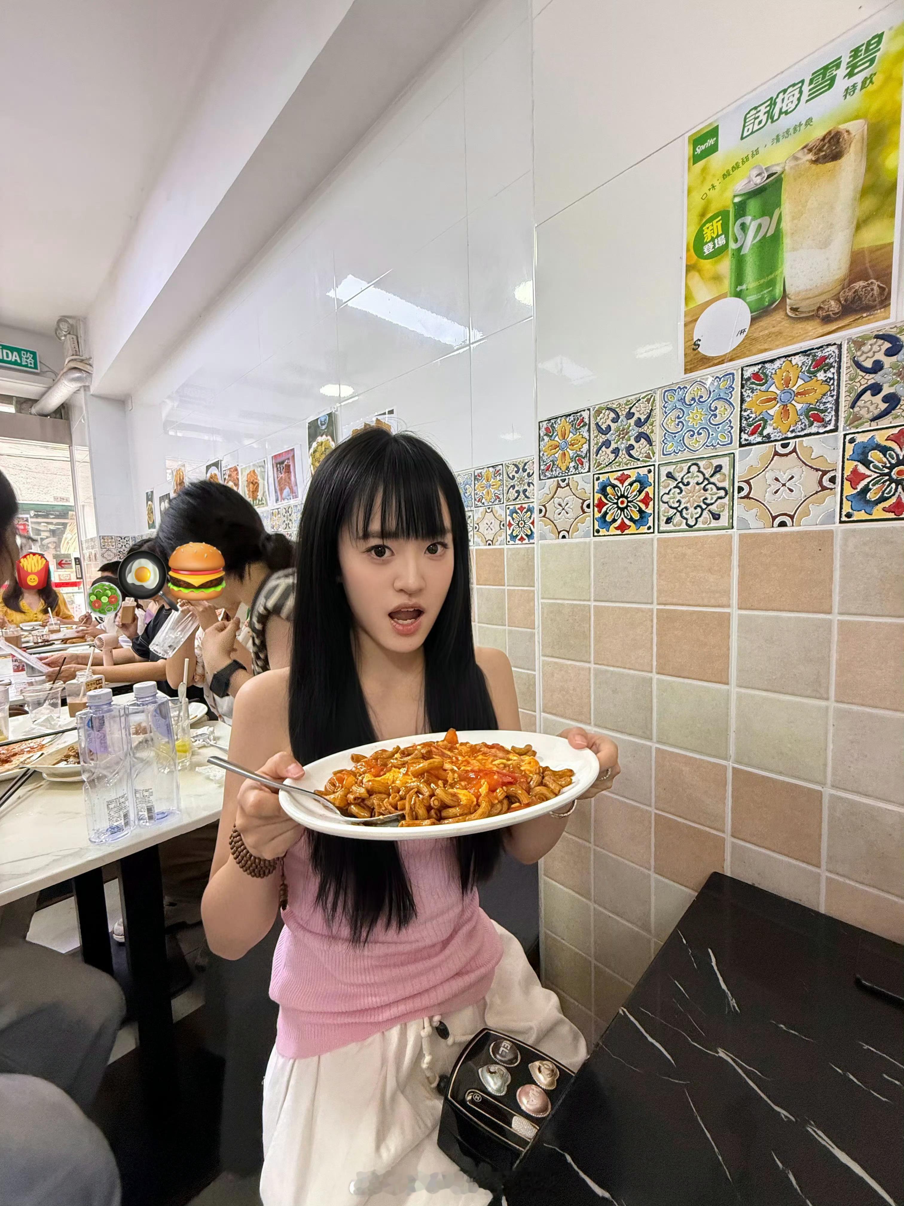 Jackeylove女友吴55分享旅游照：plog time 哥哥不仅游戏打得好