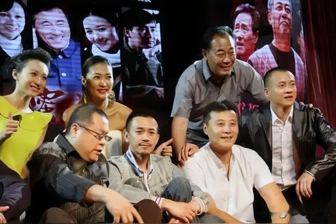 一张明星演员的集体大合照，认出来了任程伟和梁静，看看你还认出来了谁？