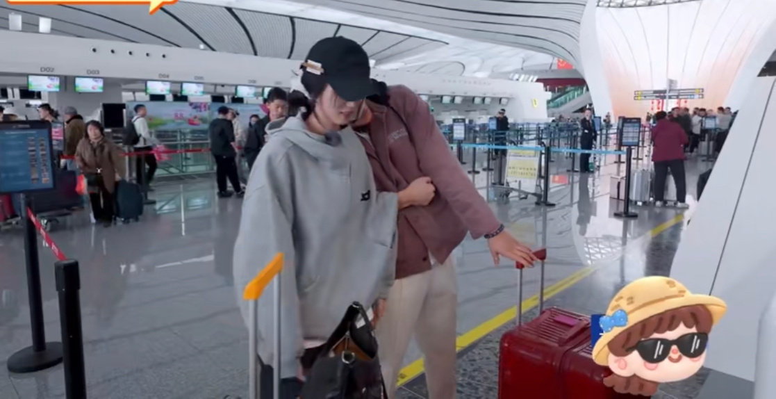 哈哈哈哈黄子韬前一秒还在装cool boy，后一秒空姐一说立马要和徐艺洋挨着了，