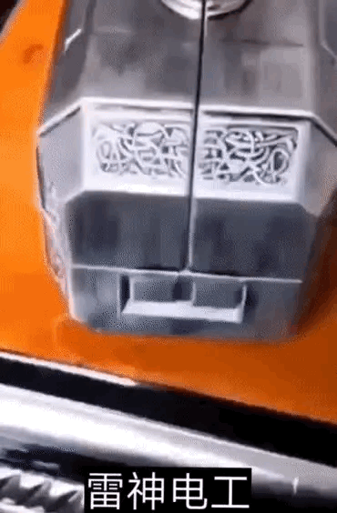 1：这样的工具盒，哪个男孩子不喜欢？
2：小姐姐说，只有灵活的人才能做到。
3：