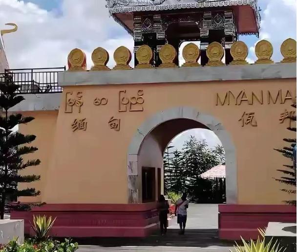全是汉字、满口普通话！真实的佤邦学校，和你想的完全不一样。
不少网友以为佤邦学校