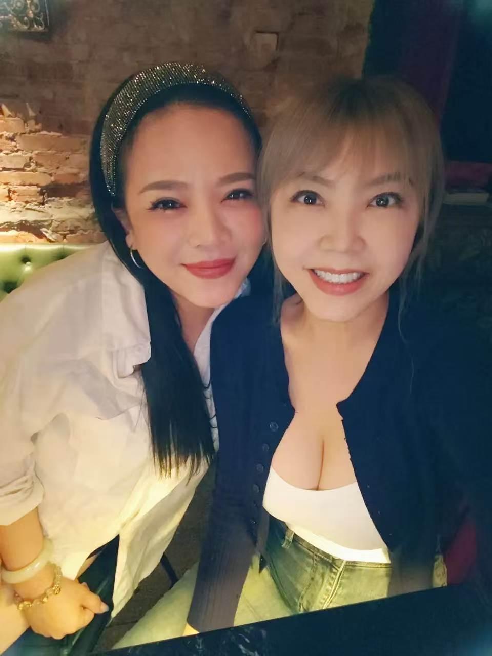 湾湾的大妹子刘乐妍，她这些年在内地直播带货那是相当驾轻就熟～～

她本来是一个台