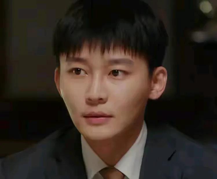 考考你的眼力！又一个演艺圈里的星二代，这颜值真像他爹。谁的儿子？谁知道？