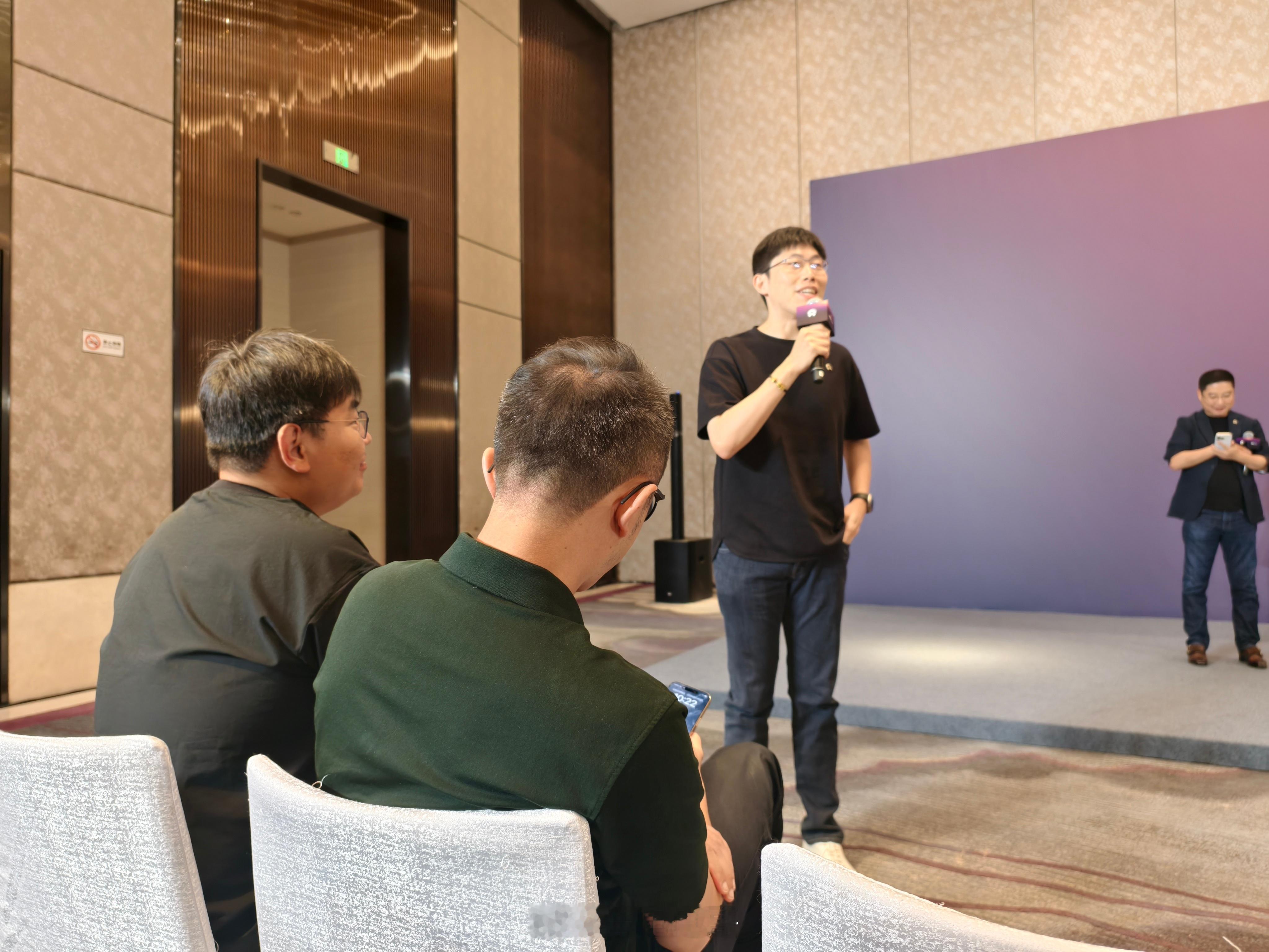 在蔚来全新ES8 媒体面对面上，有ET9车主问作为行政旗舰的ET9后续会不会有「