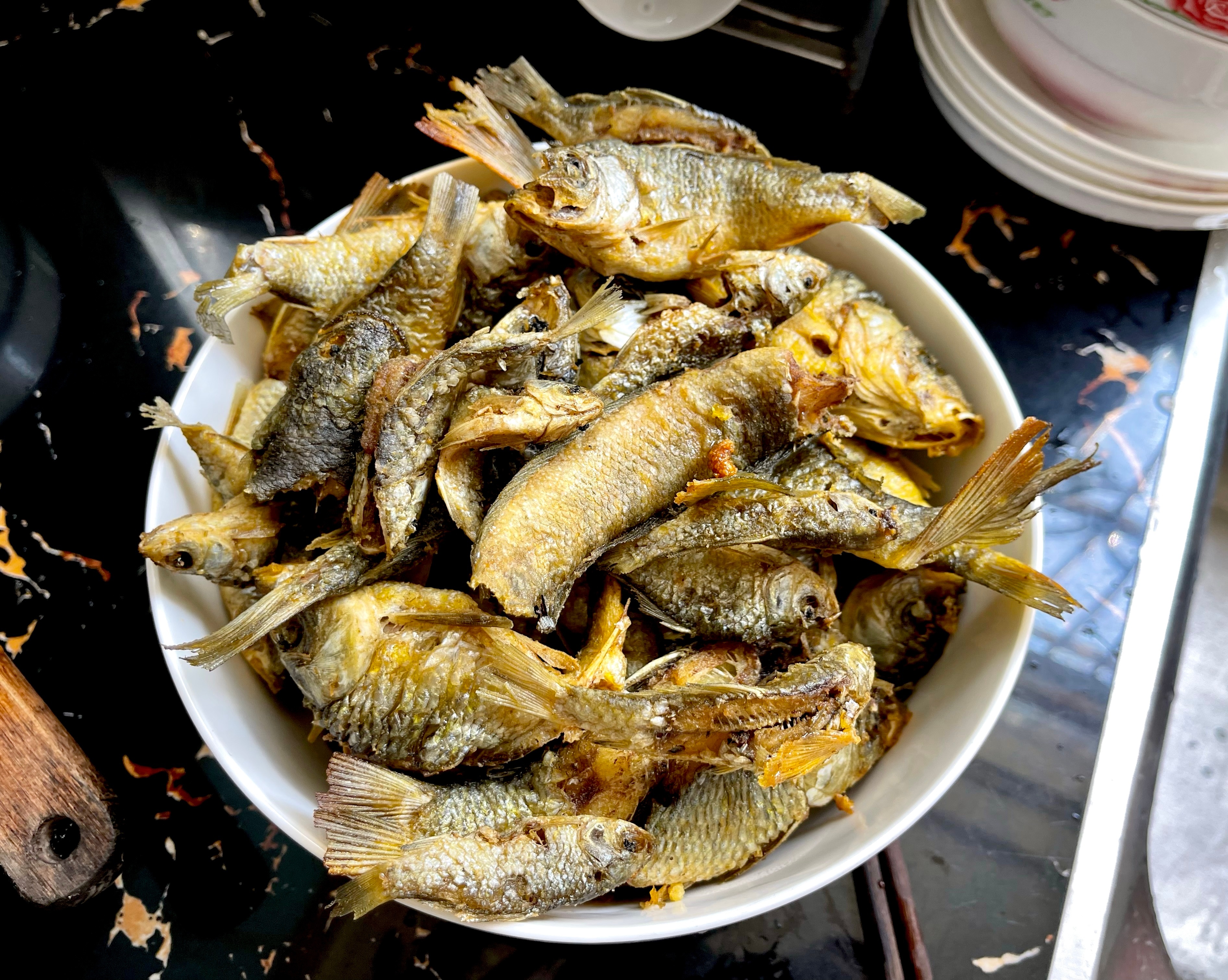 昨晚上去河里抓鱼，回来因为输氧泵没电了，早上起来全都变死鱼眼油炸，吃的时候放点青