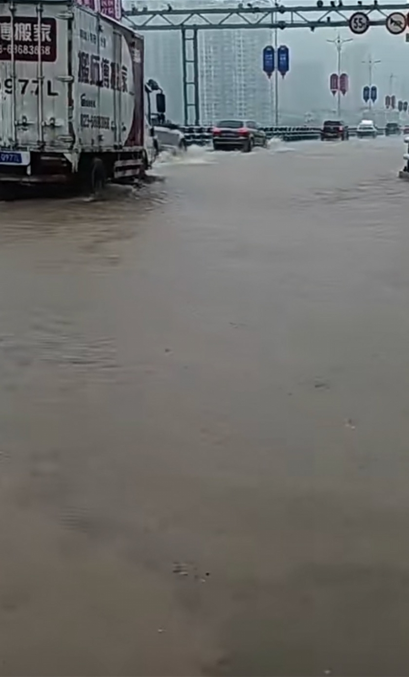 #重庆强降雨诱发地灾风险大# 【重庆强降雨持续，诱发地质灾害风险大！要求加强重点