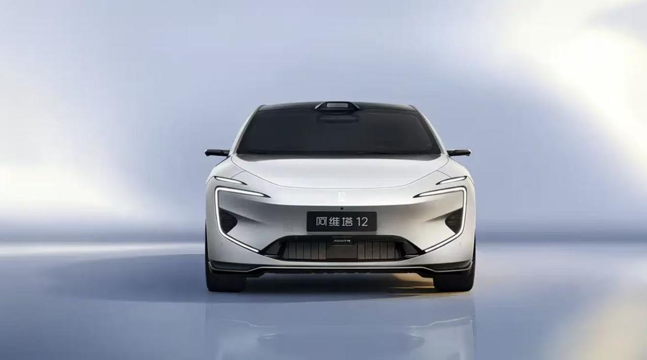 随着新款阿维塔12现身工信部最新一批《道路机动车辆生产企业及产品公告》，这款备受