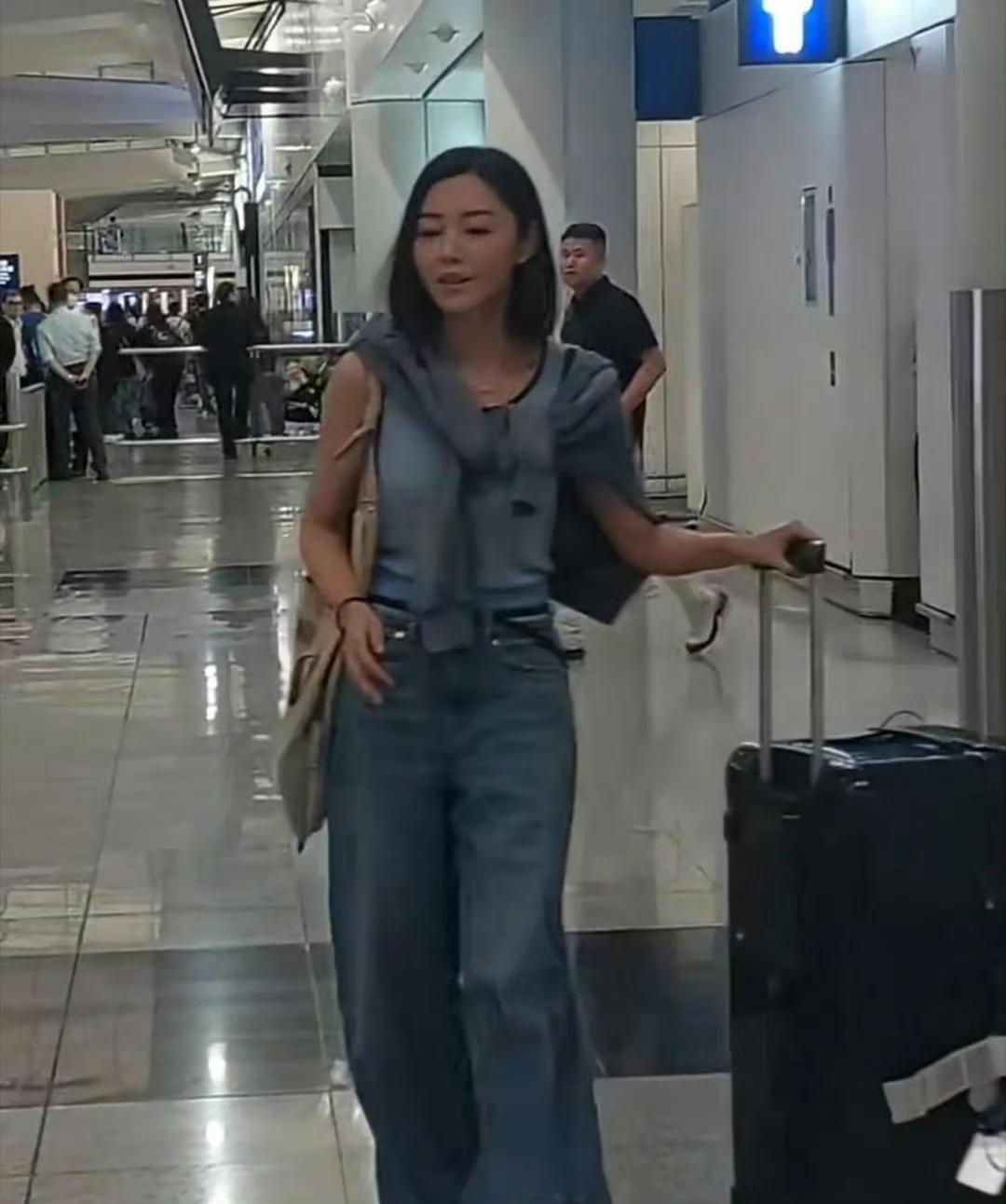 卫诗雅拿完百花影后返回香港，机场状态太像普通打工人……
 
卫诗雅在百花奖拿了最