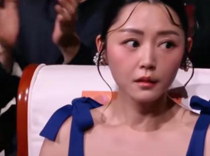 看到卫诗雅领奖时的样子，我第一次真心觉得，娱乐圈的大奖真的没有所谓的黑幕。

香