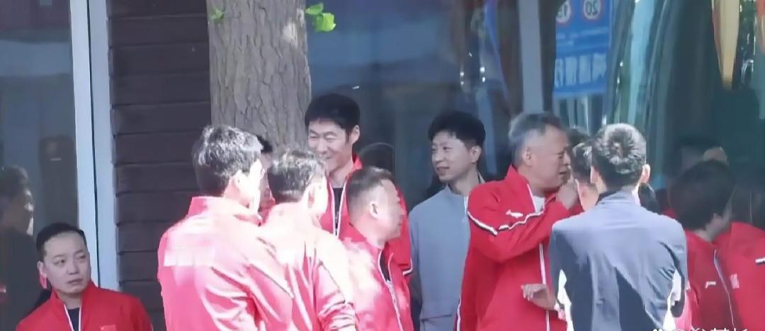 2026年4月27日，中国乒乓球队身披全新“中国红”战袍，从北京启程前往伦敦，征