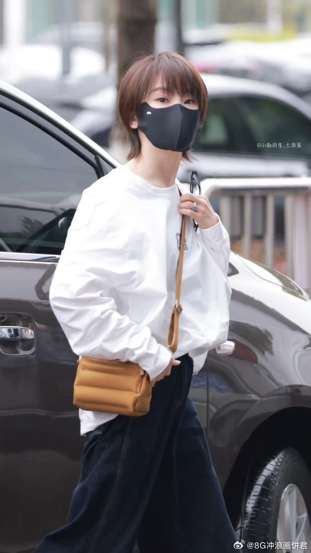 谢楠发芒果跳刀马 头顶比心已经是过去式，现在升级刀马刀马，还贴心地请粉丝吃芒果，