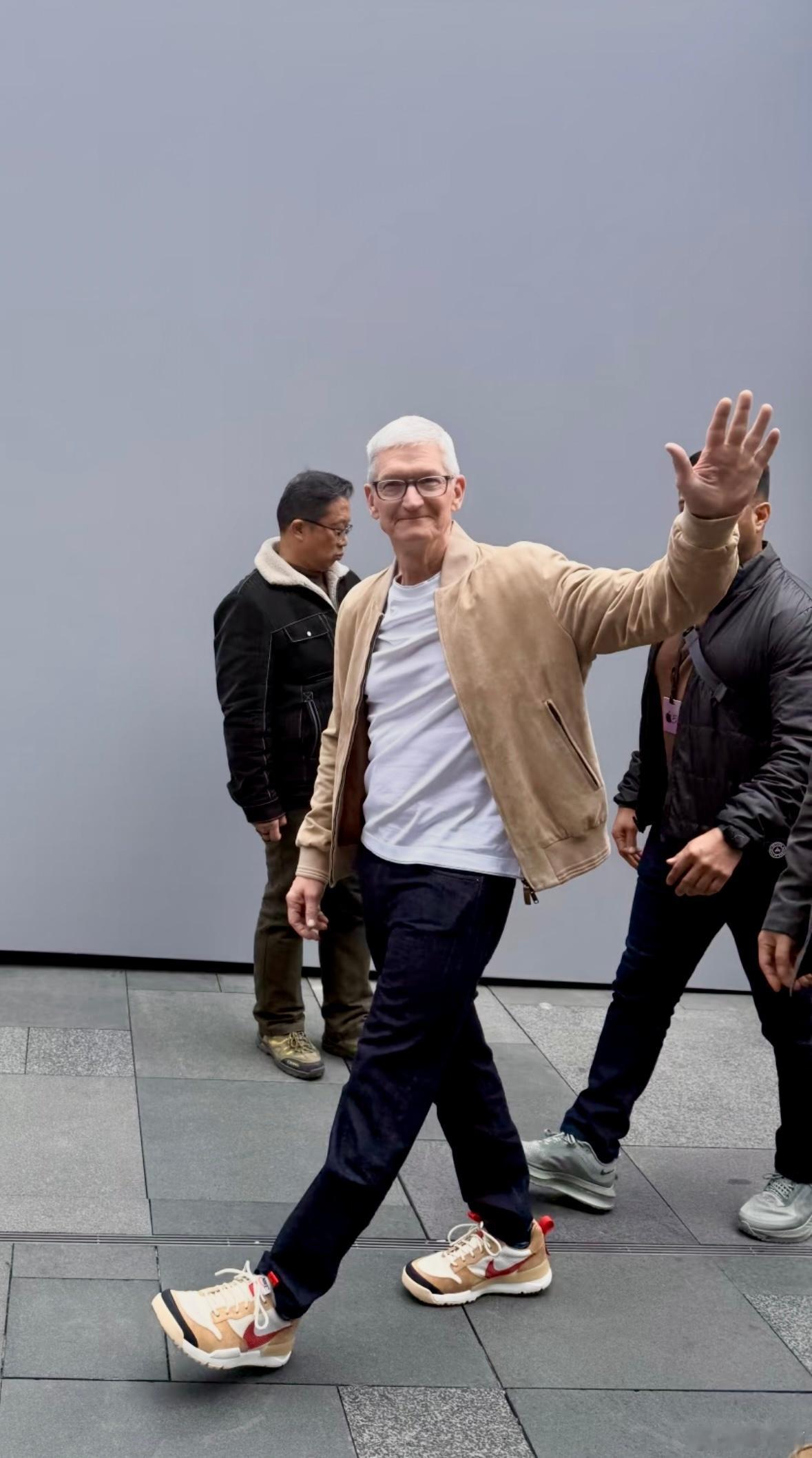 苹果CEO库克现身成都太古里，参加苹果50周年活动一般情况，有机会见到库克都是拍