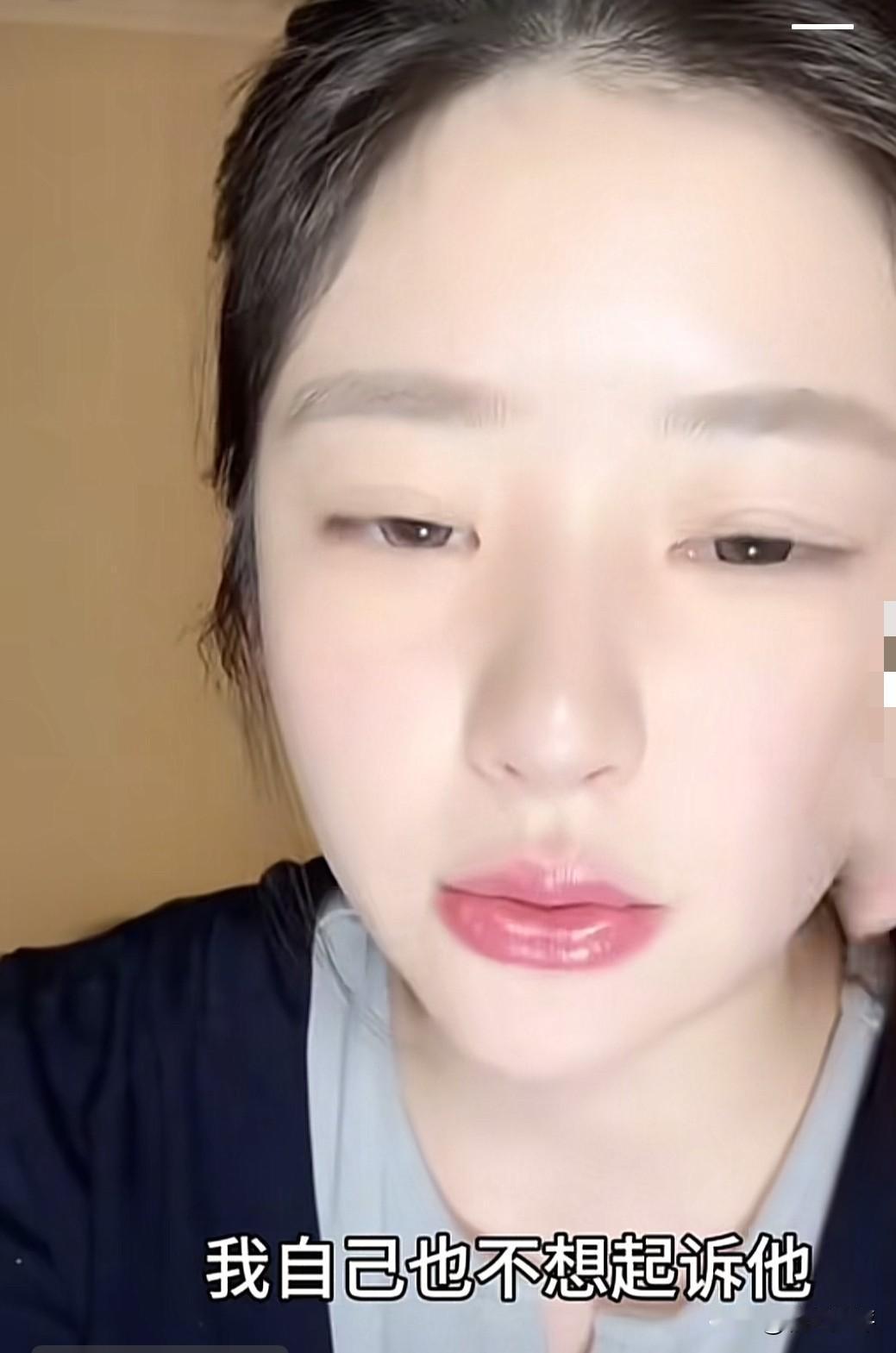 黄一鸣直播期间，有网友问她，为什么不起诉闪闪爸索要生活费。黄一鸣反问：“你们是不