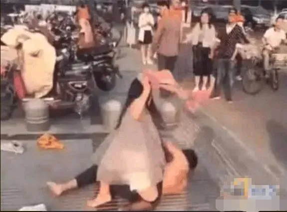 “再敢乱勾搭，腿给你打断！”一人妻发现自己丈夫出轨，非但没有找小三的麻烦，反而把