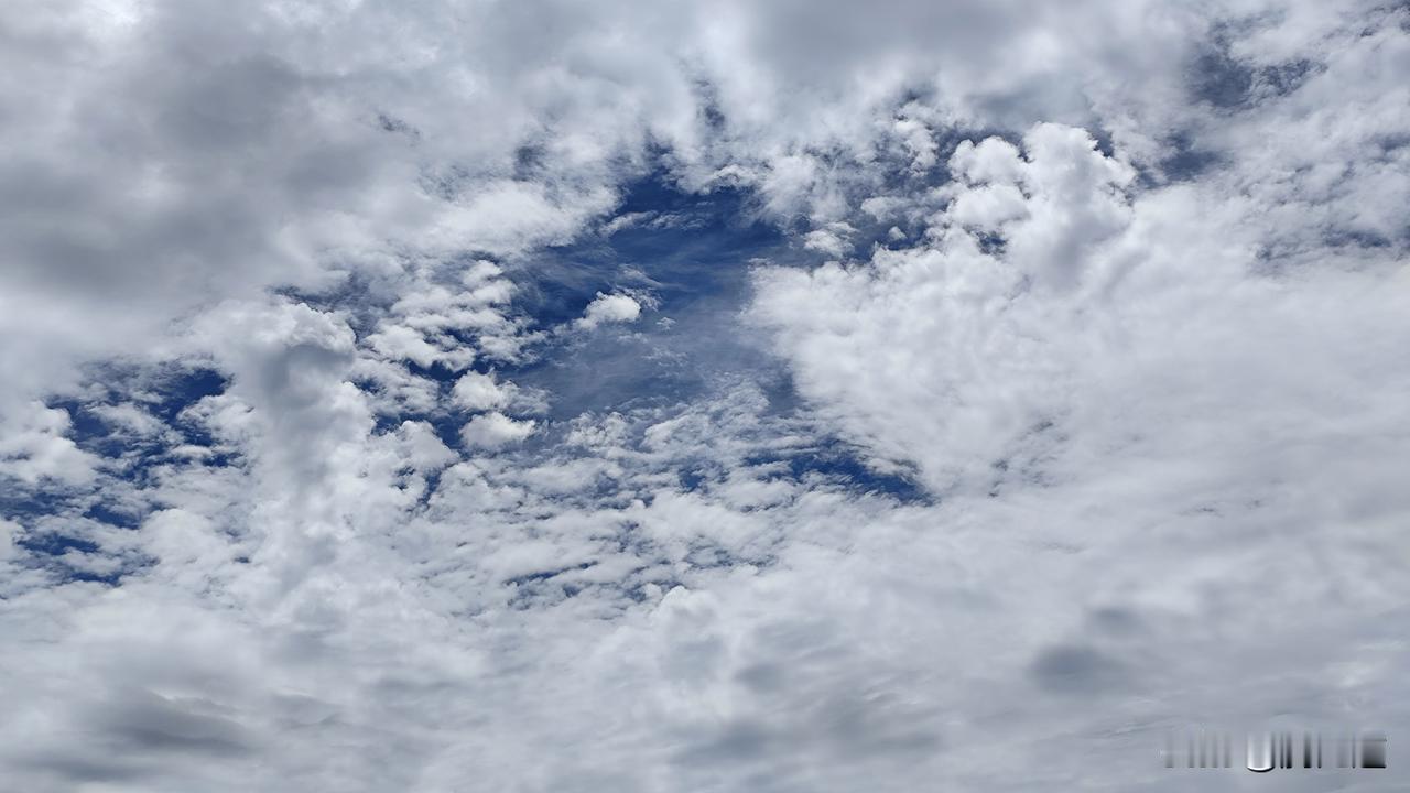 可以分享一张你拍的天空美照吗天空云彩瞬间变，飘流蓝天一路行。
