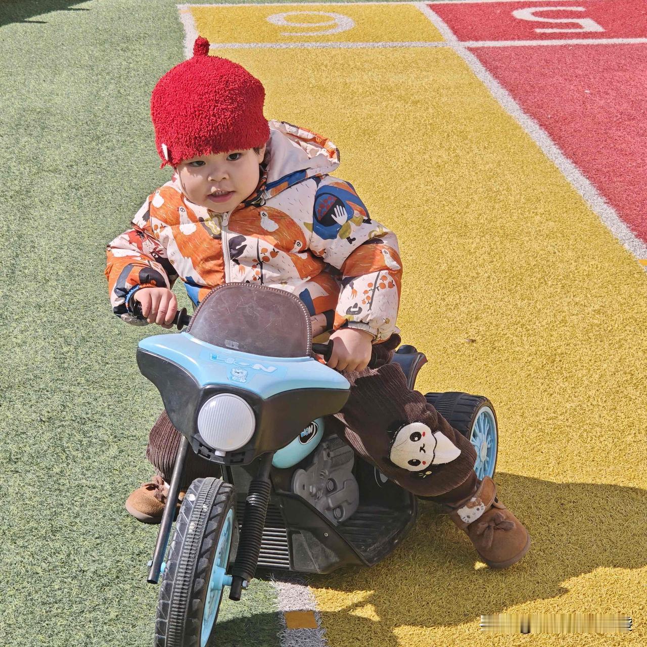 我遇到了一位“热心肠”的大姨！

昨天下午接雪宝放学，从薇姐的商场出来，我直接坐