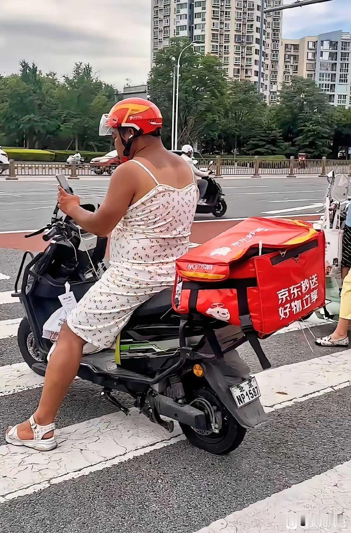 怎么感觉大哥这身打扮有点怪怪的，是不是出门的时候错把大嫂的衣服给穿上了，虽然凉是