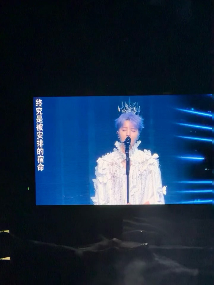 王俊凯南京演唱会紫发王俊凯紫发帅成啥了 南京站是紫发！！！王俊凯紫发帅成啥了啊啊