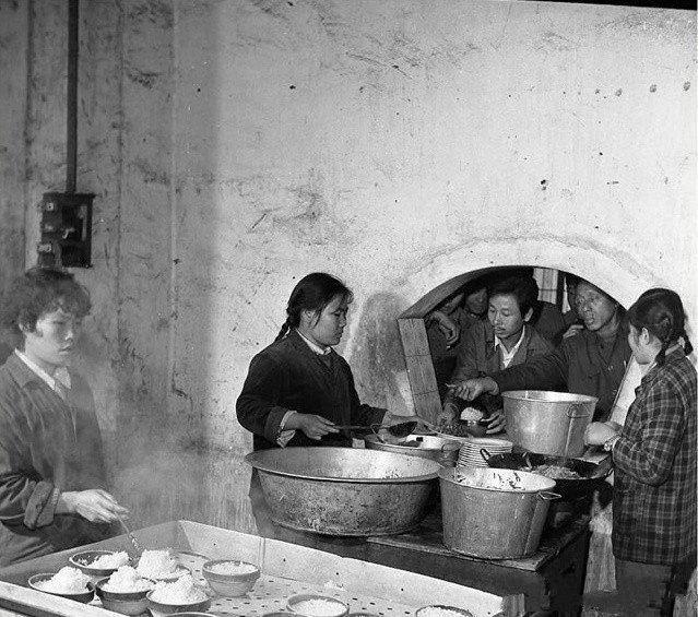 我们那时候出差每天伙食补助0.35元，途中伙食补助每天1.2元。基本上每天吃饭钱