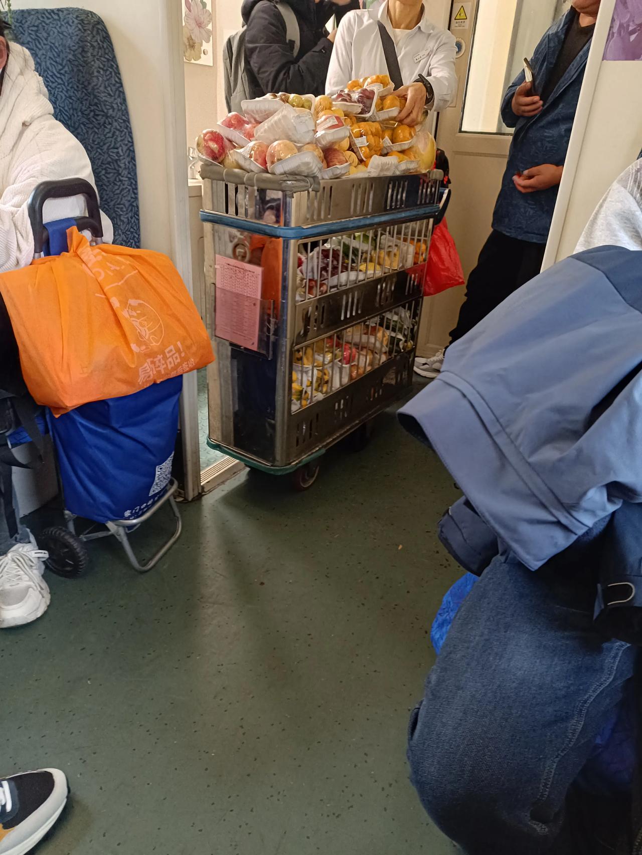 火车上这售卖员也真是挺不容易的啊，一趟一趟的来回转悠，嘴里还要说着自己都觉得可笑