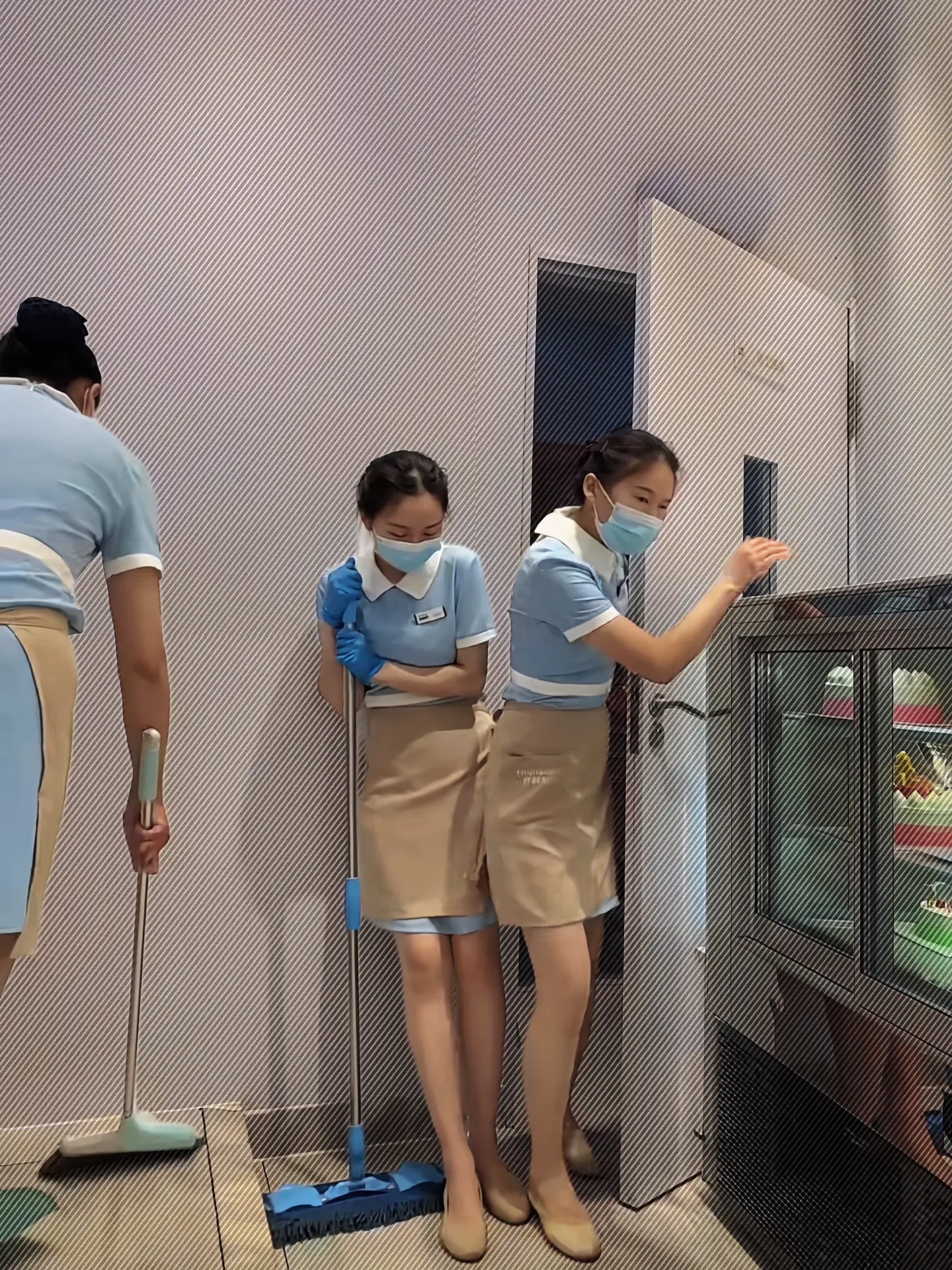 好利来的 小姐姐都好好看啊