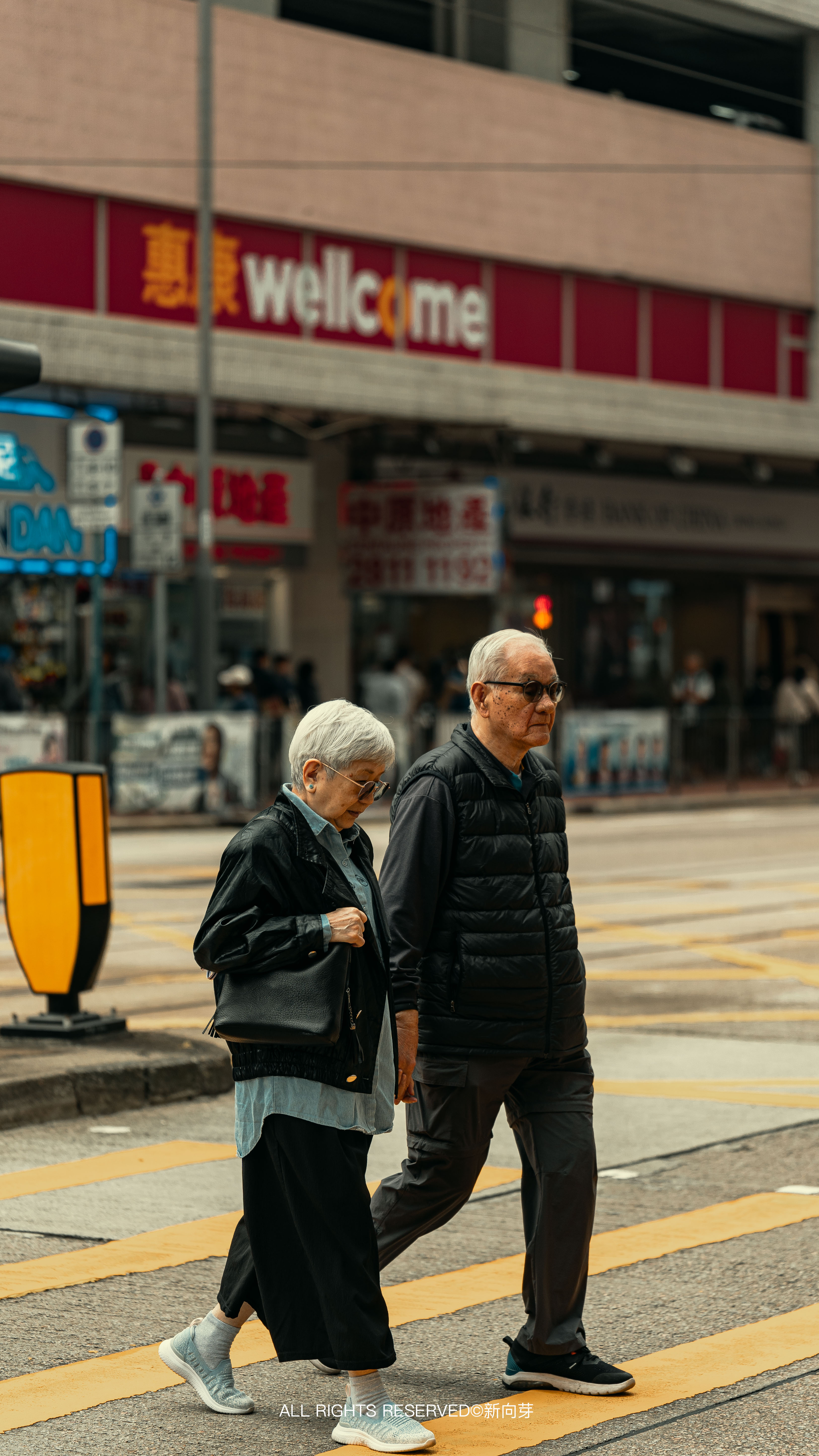 “敬生活的暗淡，也敬人间的灿烂，敬旧年不易，敬新年可期。” 