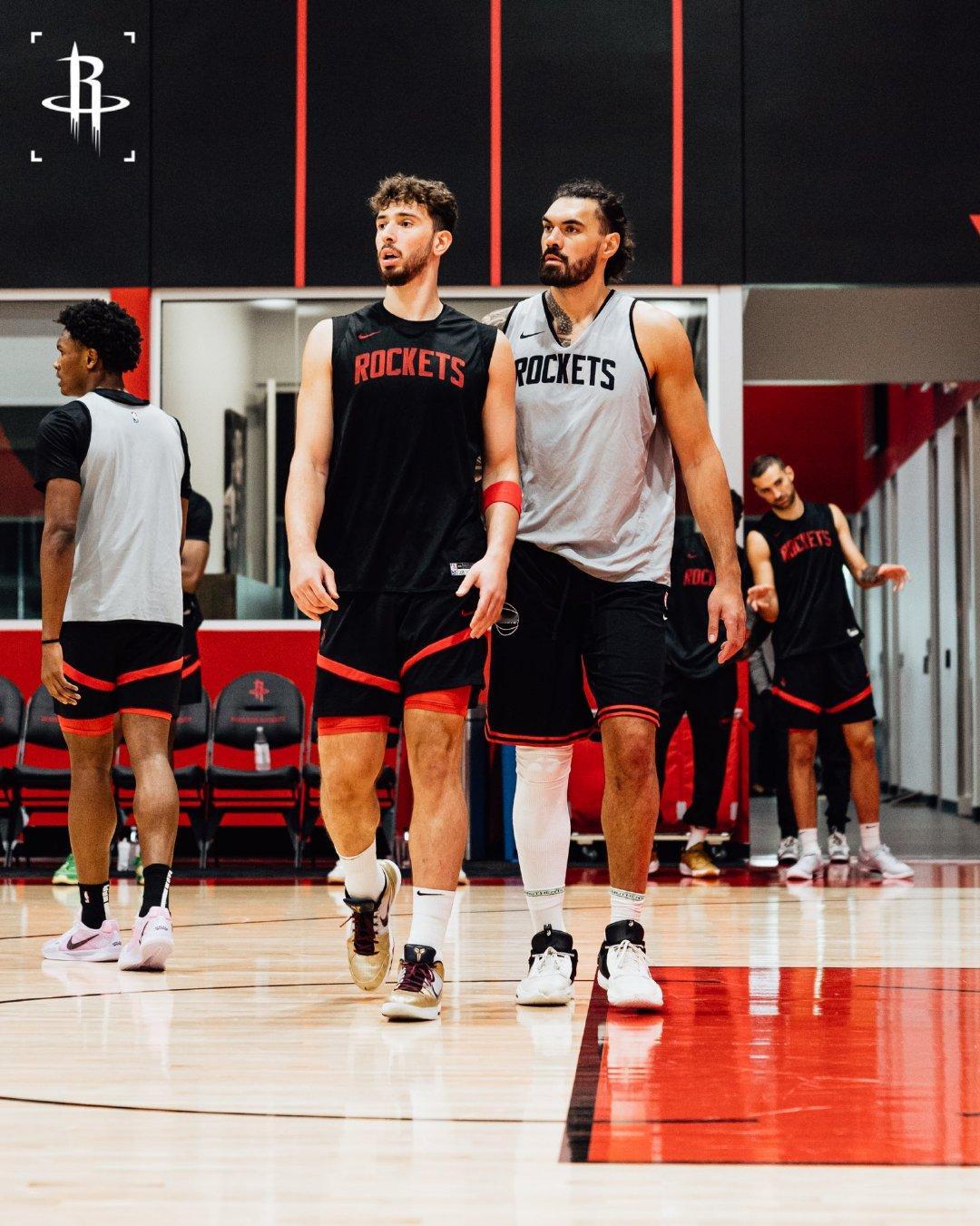 明早9点，太阳vs火箭申京（脚踝）- 缺阵（暂未有伤情更新）亚当斯（脚踝）- 出