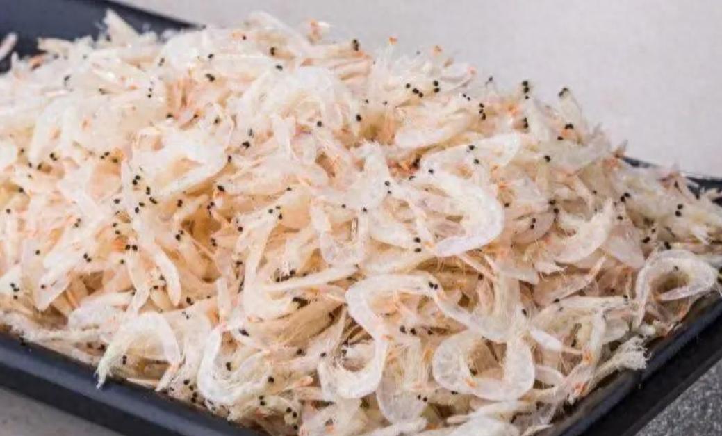 虾皮，这种平价又鲜美的食材，一直是很多家庭餐桌上的常客。
不过你有没有注意过，市