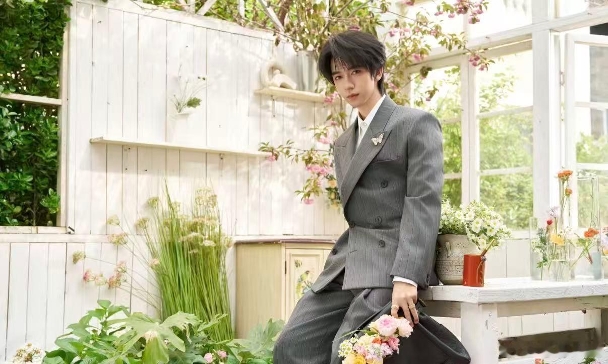 贺峻霖亮相北影节 贺峻霖亮相北影节啦！状态好到让人惊喜，干净清爽气质绝佳，身姿挺