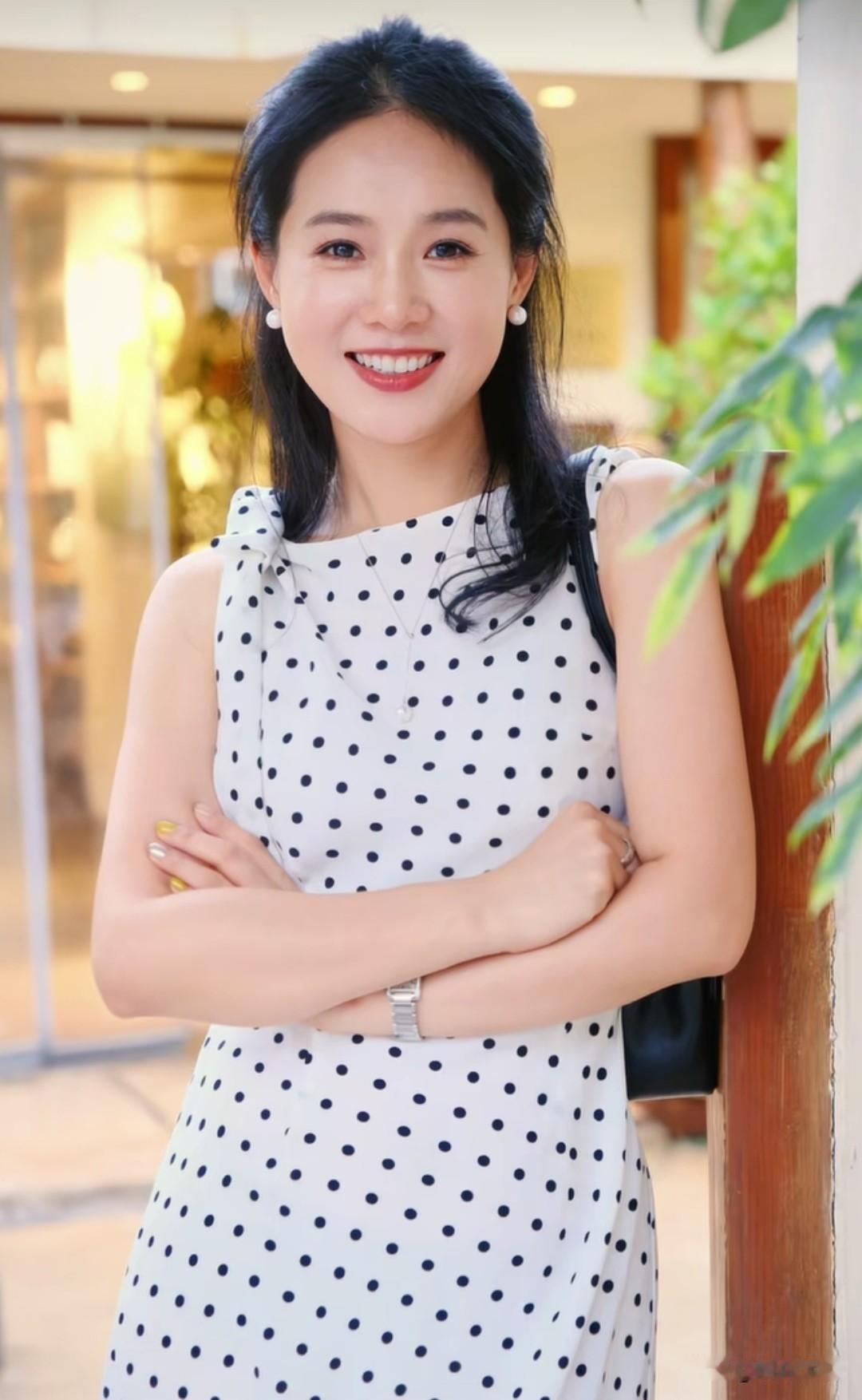 涓涓静静，笑容甜美，纯真年代的感觉。女人如何穿出含蓄的性感?