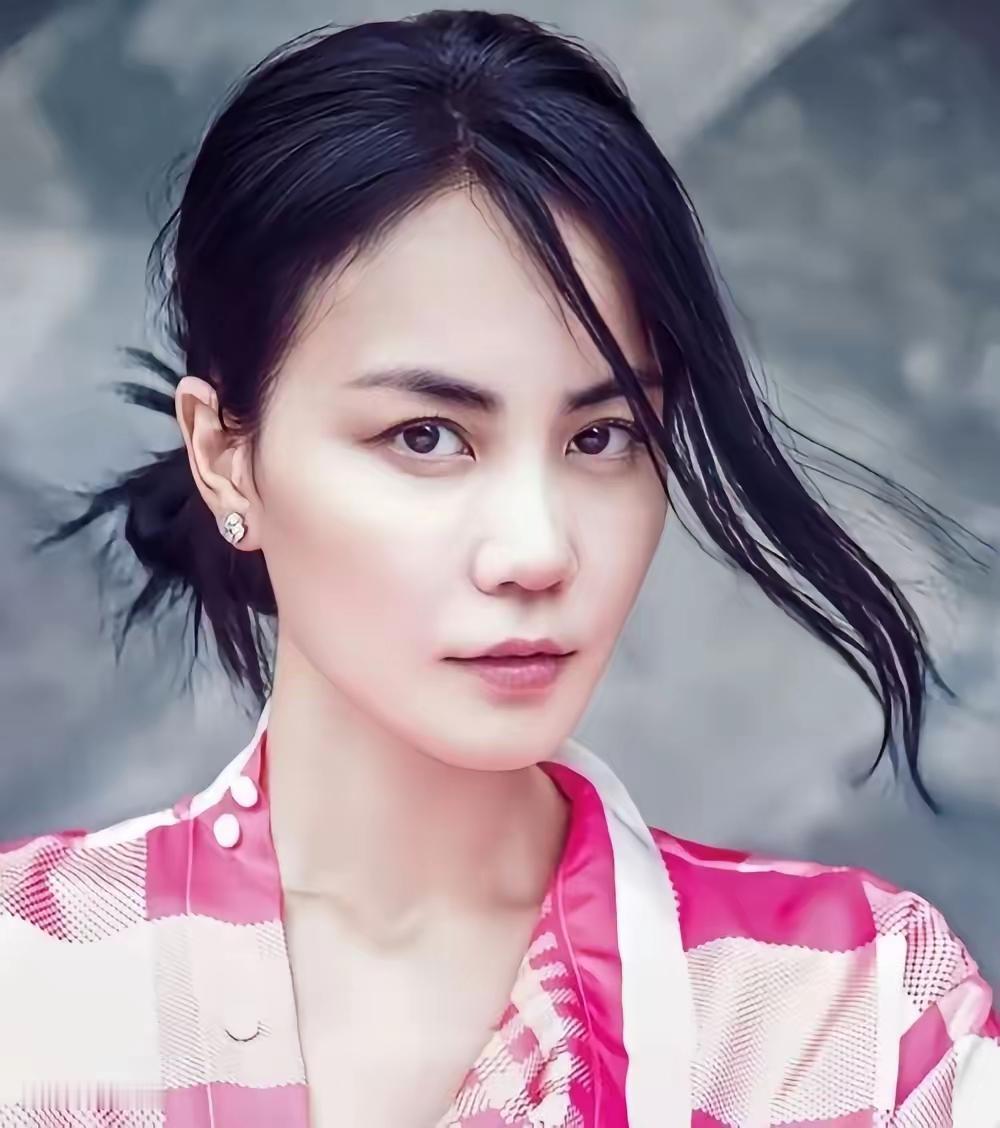 王菲今天官宣要上央视春晚了
恐怕最开心的人不是王菲本人
也不是王菲家人，而是那2