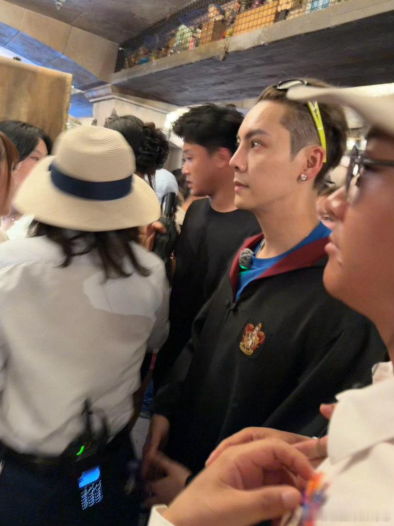 陈伟霆在环球cos哈利波特张启山带九门入学霍格沃兹《九门》热播期间解锁魔法造型，