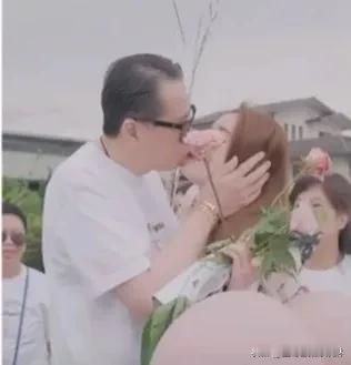 #欧阳龙嘴对嘴亲欧阳妮妮#
如果欧阳妮妮只有三四岁，嘴对嘴亲倒也还好，但是欧阳妮