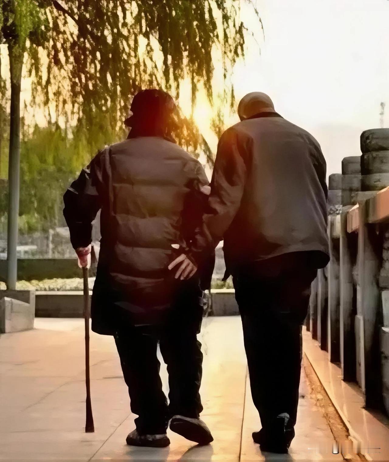 河南郑州，一男子在妻子出车祸离世后拿到465000元的赔偿款，不料，男子的岳父母