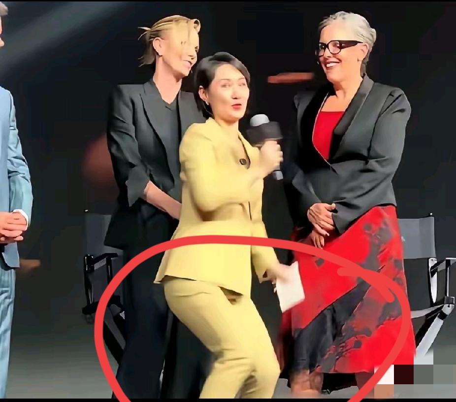 “同学们，这图表现的是成语卑躬屈膝”半蹲式采访 采访时主持人半蹲的姿势是否合适主