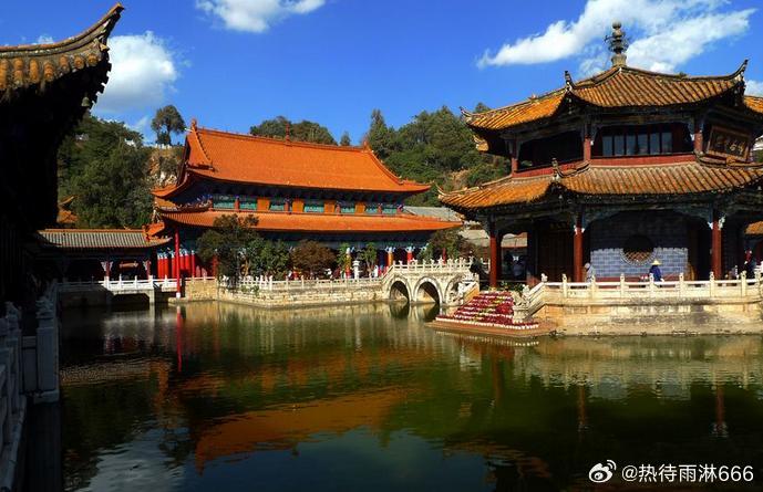 【昆明圆通寺】昆明圆通寺内青山、碧水、彩鱼、白桥、红亭交相辉映，精美的雕梁画栋和